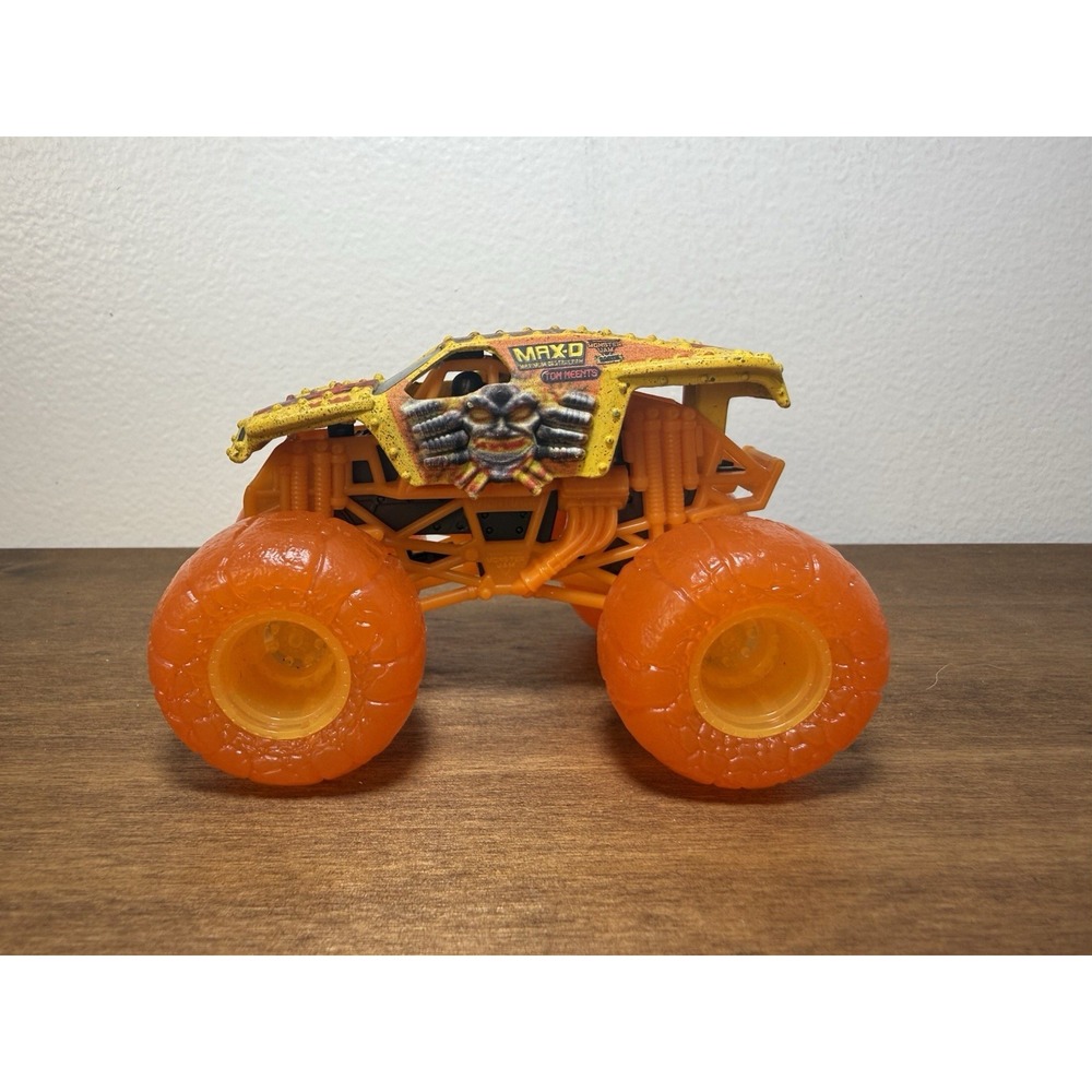 Hot Wheels Monster Jam Truck Max-D Maximum Destruction Earth Orange 1:64 Diecast